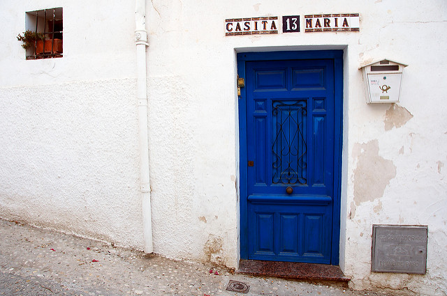 Drzwi wejściowe w hiszpańskich mieszkaniach.