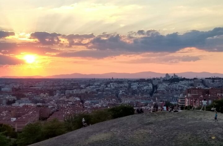 Panorama Madrytu o zachodzi